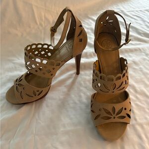 Tory Burch Size 9 Cutout Tan Sandals for Women